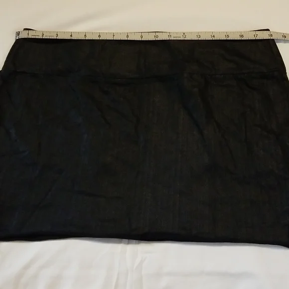 ❤️$6 Sale!❤️ Y2K Wet Look Mini Skirt EUC - Picture 2 of 6